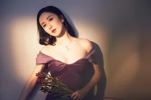娄艺潇丝绒礼服性感写真图片_5