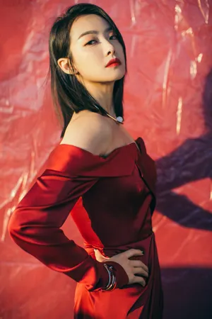 宋茜红丝缎长裙性感图片_3
