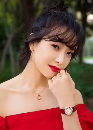 宋茜红丝缎长裙性感图片_9