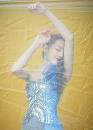 迪丽热巴薄纱朦胧性感写真图片_1