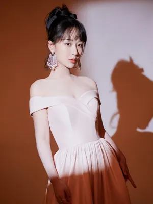杨紫樱花粉裙唯美浪漫写真图片