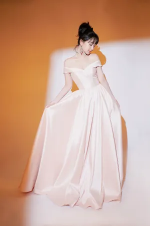 杨紫樱花粉裙唯美浪漫写真图片