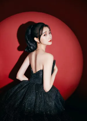关晓彤抹胸礼裙性感写真图片_4