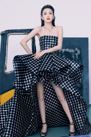 佟丽娅黑色礼裙飒美写真图片_2