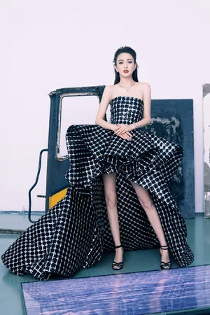 佟丽娅黑色礼裙飒美写真图片_4