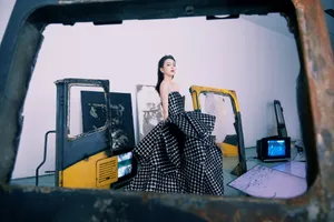 佟丽娅黑色礼裙飒美写真图片_5