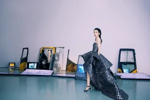 佟丽娅黑色礼裙飒美写真图片_6