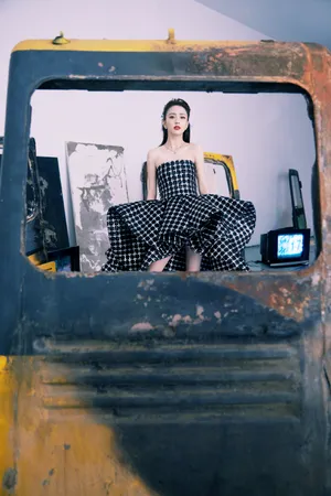 佟丽娅黑色礼裙飒美写真图片_7