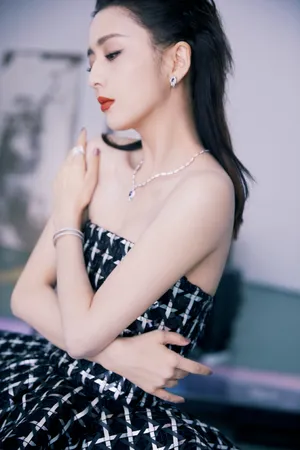 佟丽娅黑色礼裙飒美写真图片_8