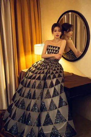 白鹿亮片长裙精致优雅写真图片_3