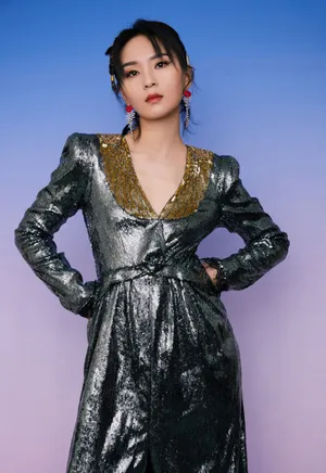 周笔畅亮片深V礼服性感写真