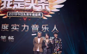 周笔畅亮片深V礼服性感写真_8
