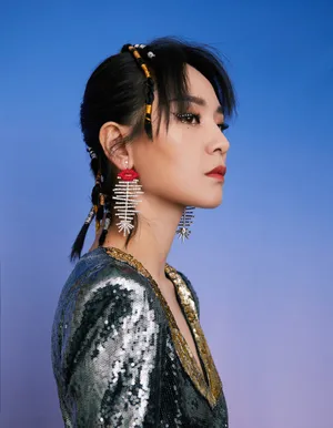 周笔畅亮片深V礼服性感写真_11