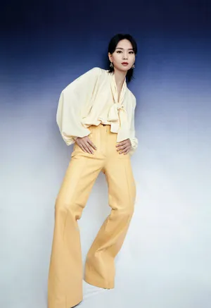 周笔畅暖色系复古风写真图片