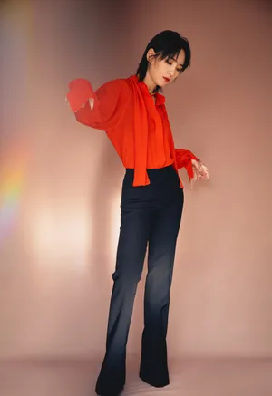 周笔畅红衣时尚优雅写真图片