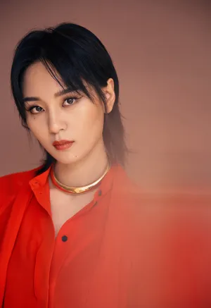 周笔畅红衣时尚优雅写真图片