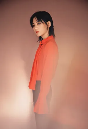 周笔畅红衣时尚优雅写真图片_2