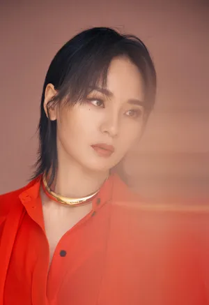 周笔畅红衣时尚优雅写真图片_3
