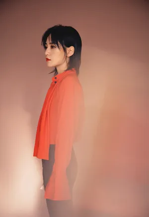 周笔畅红衣时尚优雅写真图片_4