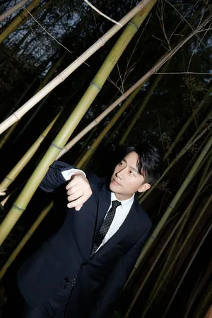 黄轩深蓝色西服帅气图片_3