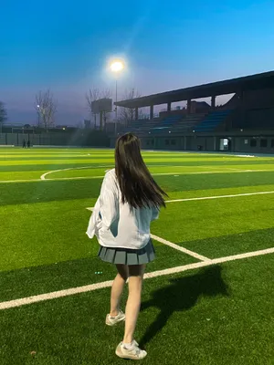 蒋依依傍晚球场俏皮写真图片