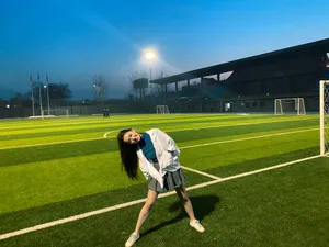 蒋依依傍晚球场俏皮写真图片