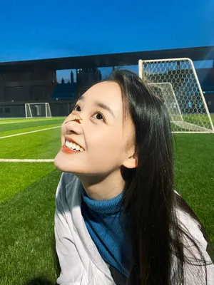 蒋依依傍晚球场俏皮写真图片_5
