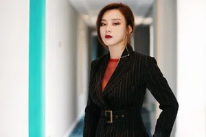 尚语贤条纹西装性感写真图片