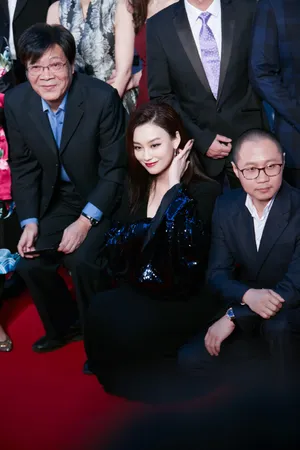 尚语贤深V礼服性感写真图片_1