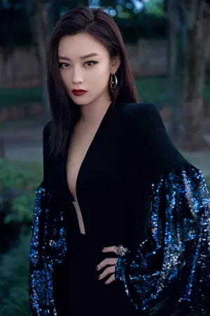 尚语贤深V礼服性感写真图片_2