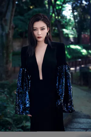 尚语贤深V礼服性感写真图片_5