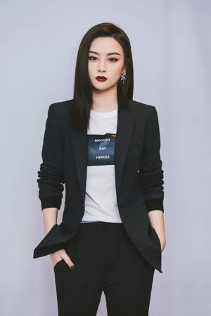 尚语贤西装酷飒写真图片