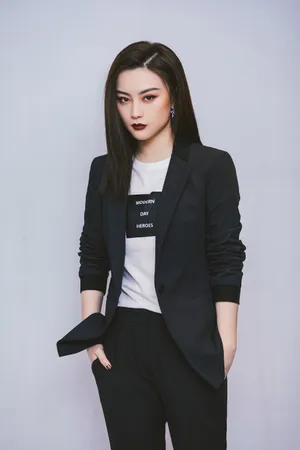 尚语贤西装酷飒写真图片