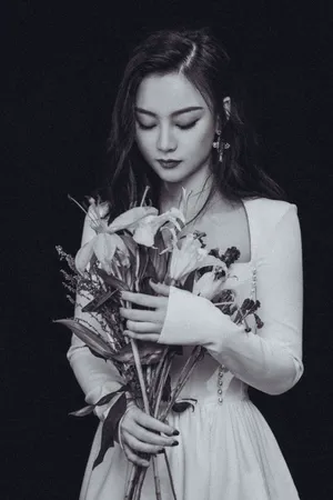 尚语贤抹胸白裙性感写真图片_2