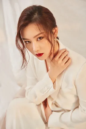 尚语贤白色西装酷美写真图片