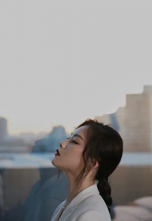 尚语贤白色西装酷美写真图片_3