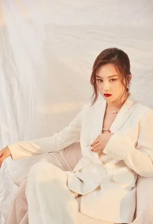 尚语贤白色西装酷美写真图片_4
