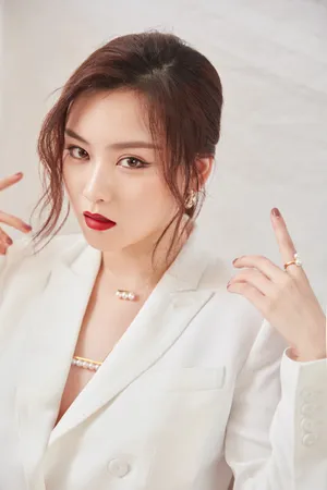 尚语贤白色西装酷美写真图片_5