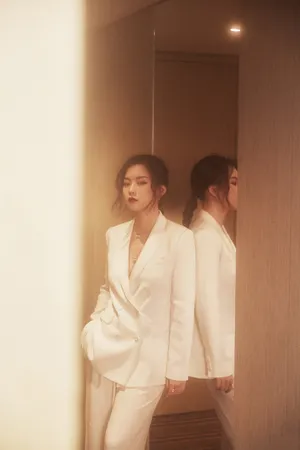 尚语贤白色西装酷美写真图片_6