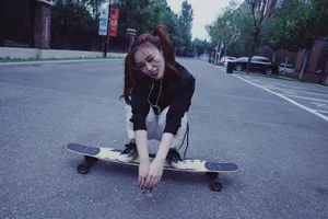 尚语贤双马尾公路活力写真图片