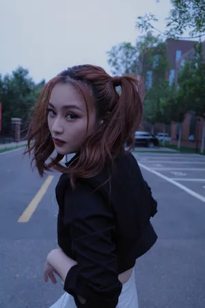 尚语贤双马尾公路活力写真图片_4