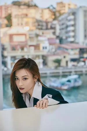尚语贤英气海边性感写真图片_3