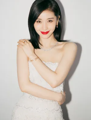 王子文抹胸裙性感时尚写真图片