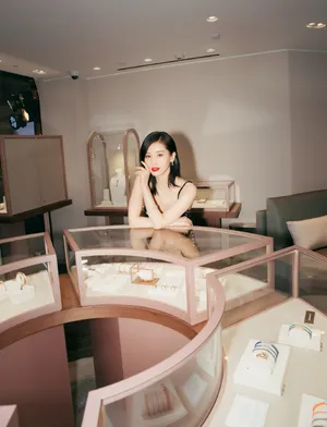 王子文高开叉星空裙性感图片_6