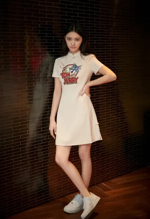 林允旗袍连衣裙清纯俏皮写真图片_2