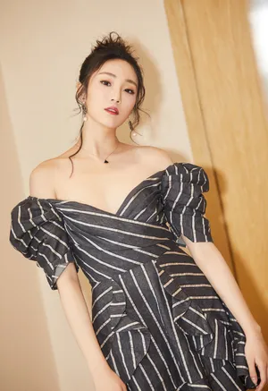 张可盈抹胸裙性感写真图片_3