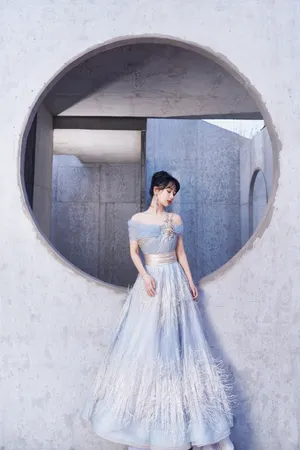 杨紫微博之夜性感优雅写真图片