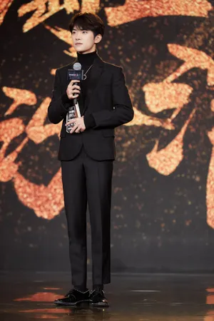 易烊千玺微博之夜帅气图片_4