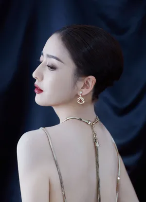 佟丽娅微博之夜性感写真图片