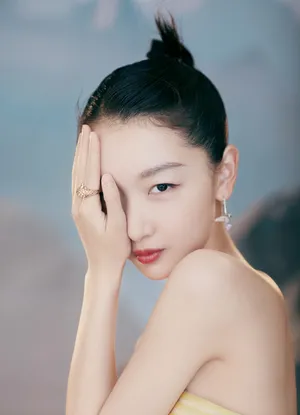 周冬雨优雅时尚仙气写真图片_2